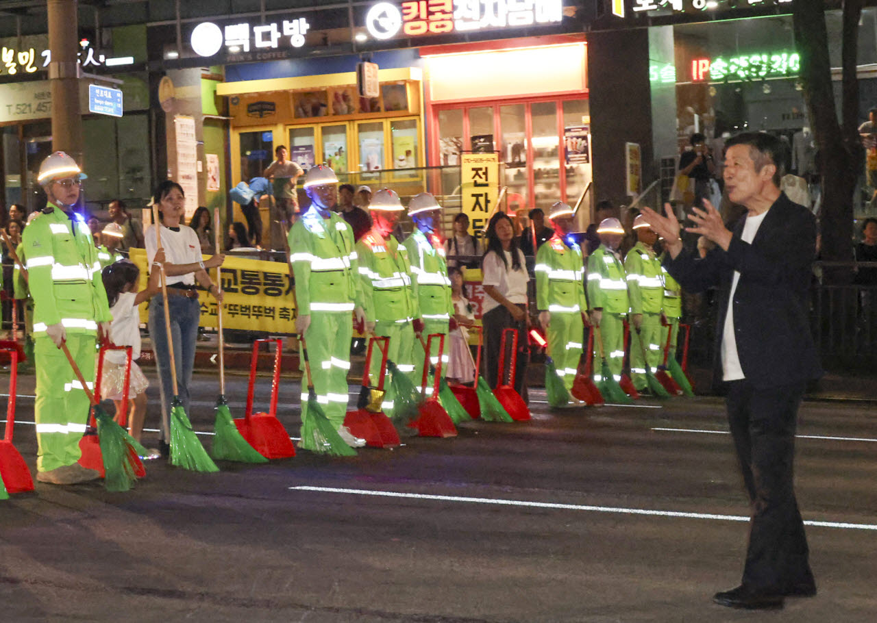 전성수(오른쪽) 서초구청장이 서리풀뮤직페스티벌 대미를 장식한 ‘서리풀 청소 퍼레이드’에 참석한 주민들과 환경공무관들에게 감사 인사를 전하고 있다. (사진=서초구)