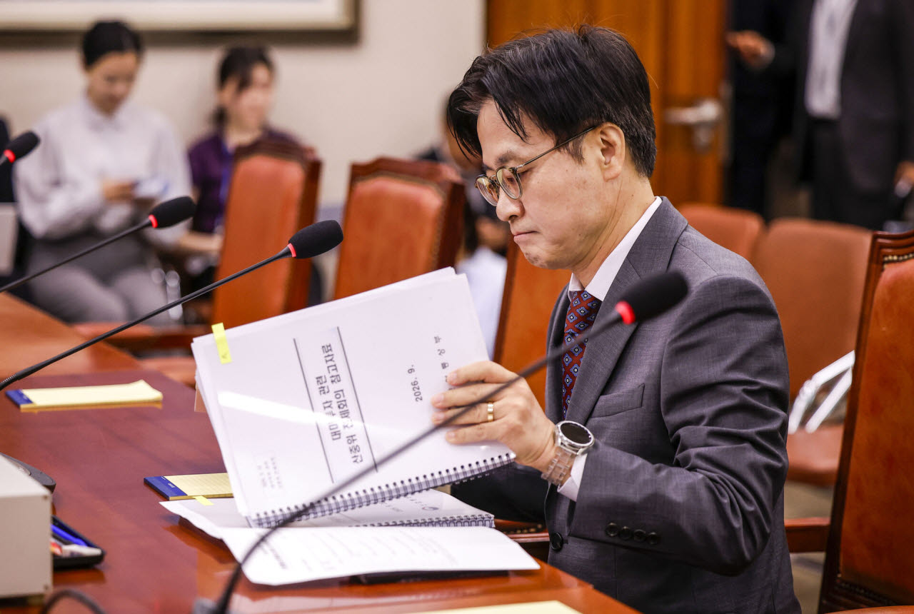 김정관 산업통상부 장관과 문신학 차관이 22일 서울 여의도 국회에서 열린 산업통상자원중소벤처기업위원회 전체회의에서 대미투자 보고에 앞서 자료를 살펴보고 있다.(사진=뉴시스)