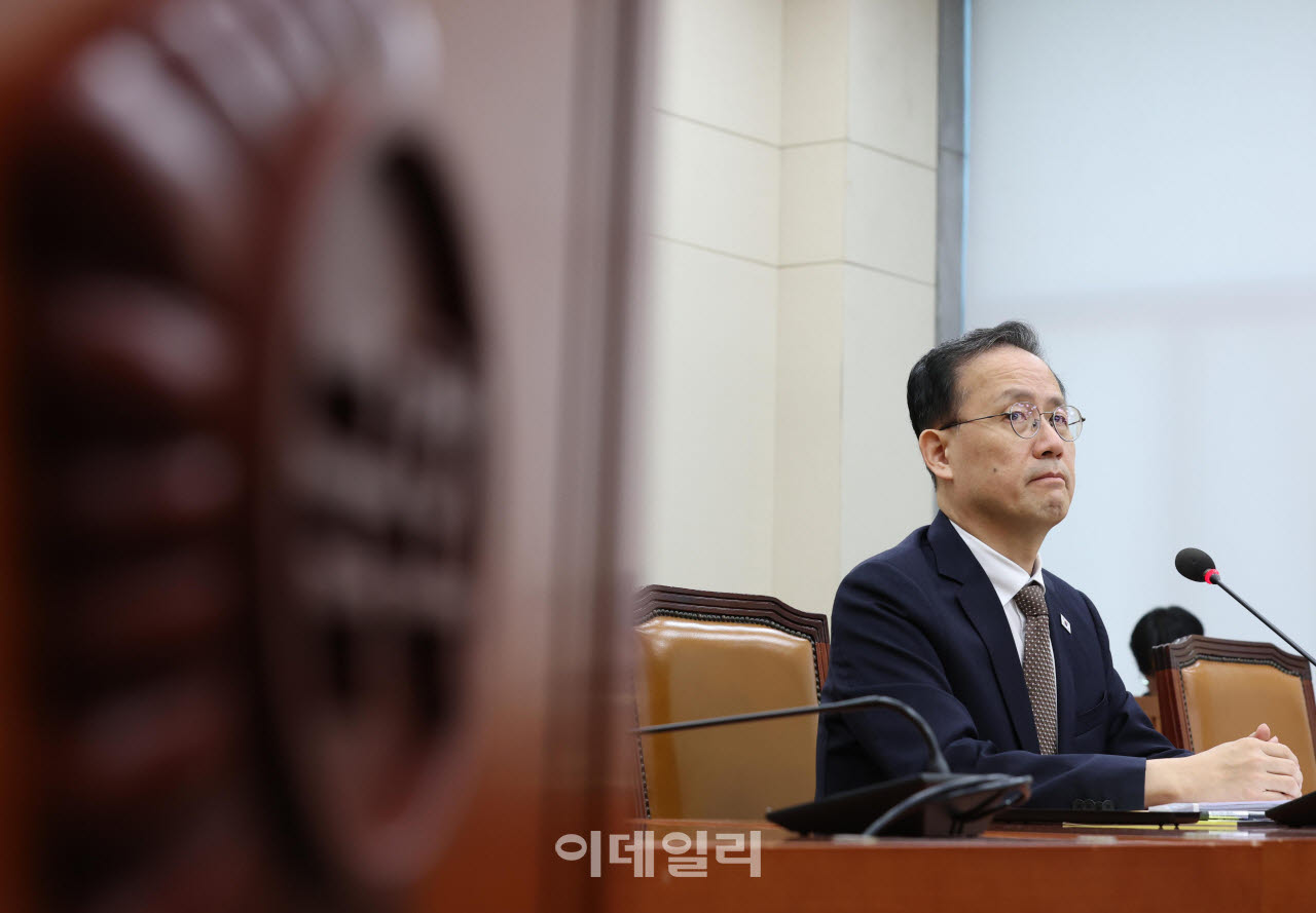 이형일 경제부총리 겸 재정경제부 장관이 22일 서울 영등포구 여의도 국회에서 열린 재정경제기획위원회에 출석해 대미투자 사전 보고를 위해 대기하고 있다.(사진=노진환 기자)