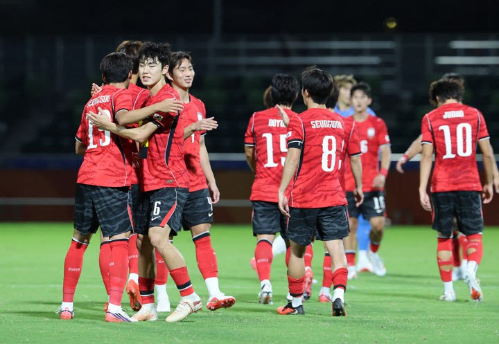 22일 일본 나고야 미즈호 공원 럭비경기장에서 열린 2026 아이치·나고야 아시안게임 남자 축구 조별리그 2차전 한국과 사우디아라비아의 경기에서 2-0으로 승리한 한국 선수들이 기뻐하고 있다. 사진=연합뉴스