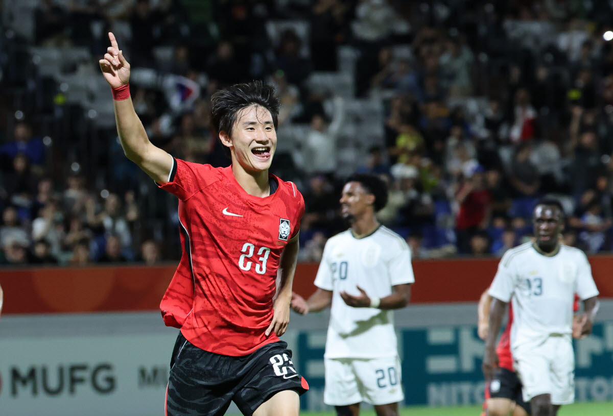 22일 일본 나고야 미즈호 공원 럭비경기장에서 열린 2026 아이치·나고야 아시안게임 남자 축구 조별리그 2차전 한국과 사우디아라비아의 경기. 한국 신민하가 골을 넣은 뒤 세리머니를 하고 있다. 사진=연합뉴스