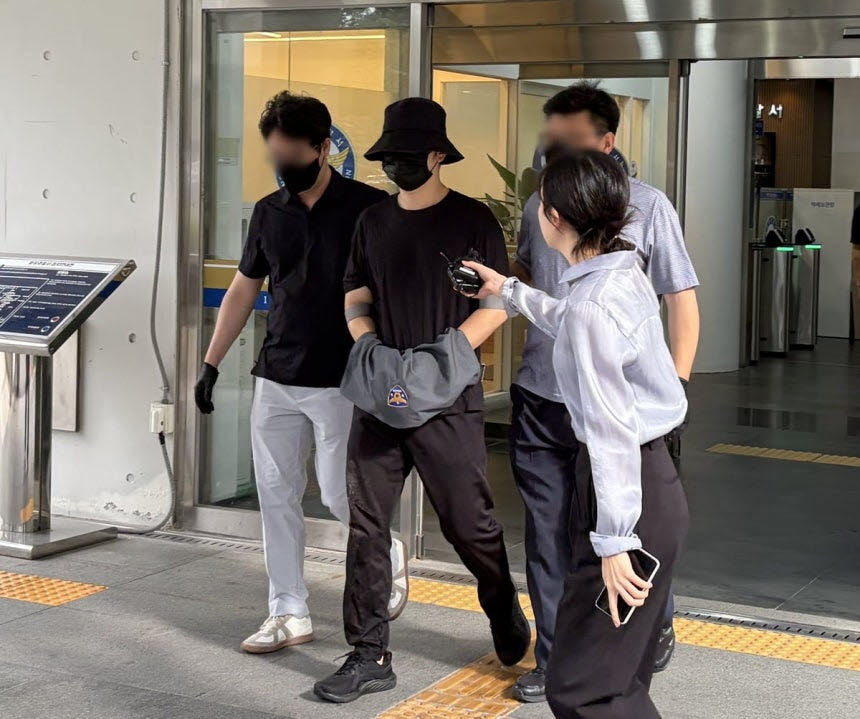 특정범죄 가중처벌 등에 관한 법률 위반(보복 살인) 등 혐의를 받는 A씨가 이동하는 모습.(사진=연합뉴스)