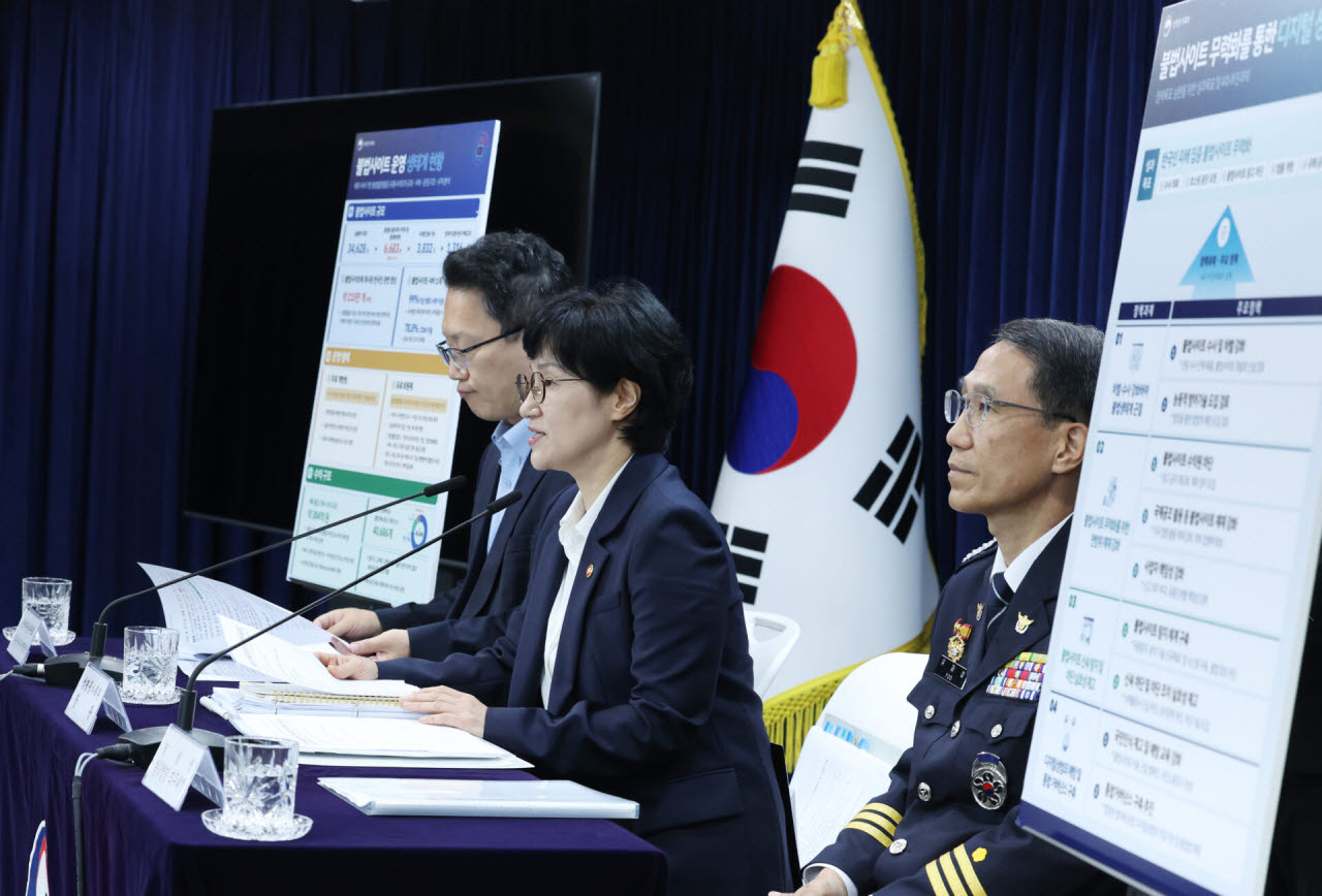 원민경 성평등가족부 장관이 20일 오전 서울 종로구 정부서울청사에서 관계부처 합동 불법사이트 통합 대응 방안을 발표하고 있다. 오른쪽은 유재성 경찰청장 직무대행, 왼쪽은 신영규 방송미디어통신위원회 방송통신이용자정책국장. (사진=뉴시스)