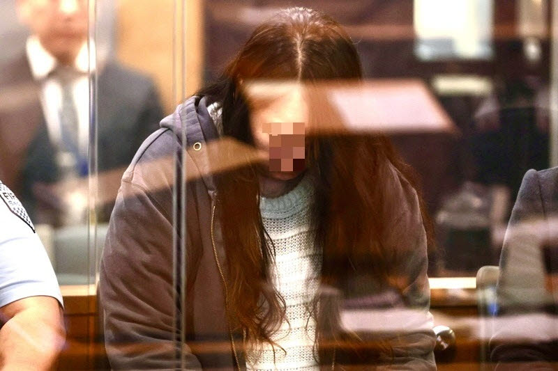어린 두 자녀를 살해해 여행가방에 방치한 혐의를 받고 있는 뉴질랜드 시민권자 한국 여성이 지난해 뉴질랜드 오클랜드의 고등법원에서 열린 재판에 출석해 있다.(사진=AP/뉴시스)