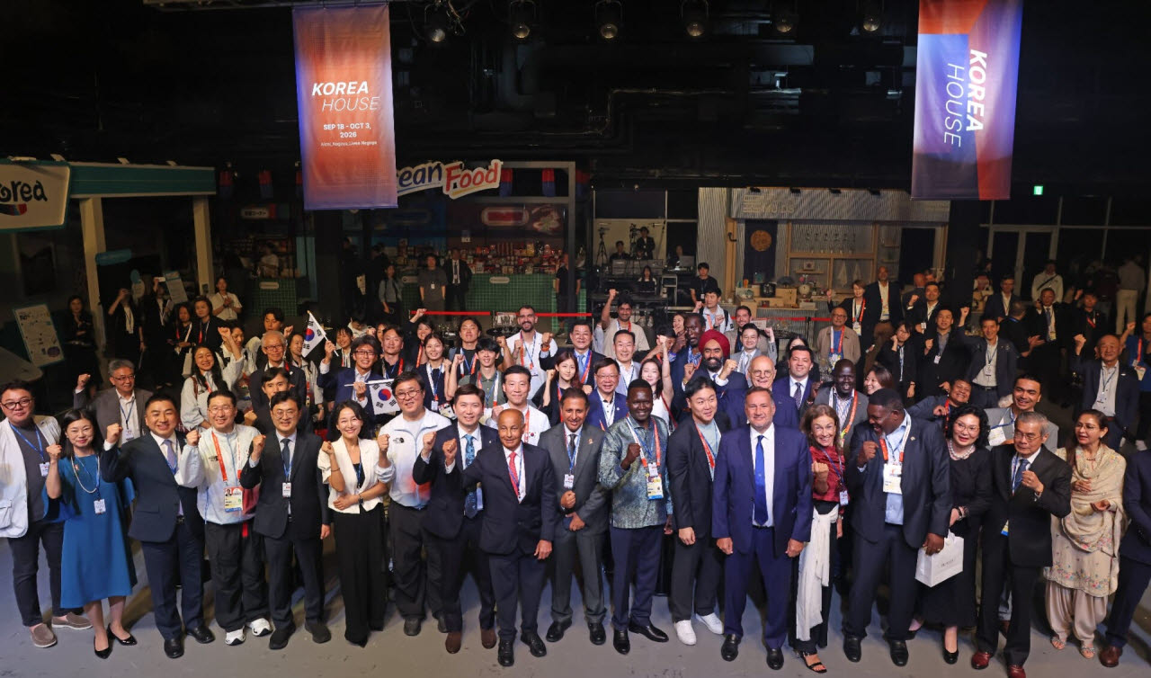 18일 일본 나고야에서 열린 ‘2026 아이치·나고야 아시안게임 코리아하우스’ 개관식에서 최휘영 문체부 장관(왼쪽 7번째)과 이재정 문체위 위원장(왼쪽 6번째), 정용석 국립박물관문화재단 사장(왼쪽 3번째)이 기념촬영을 하고 있다(사진=국립박물관문화재단).