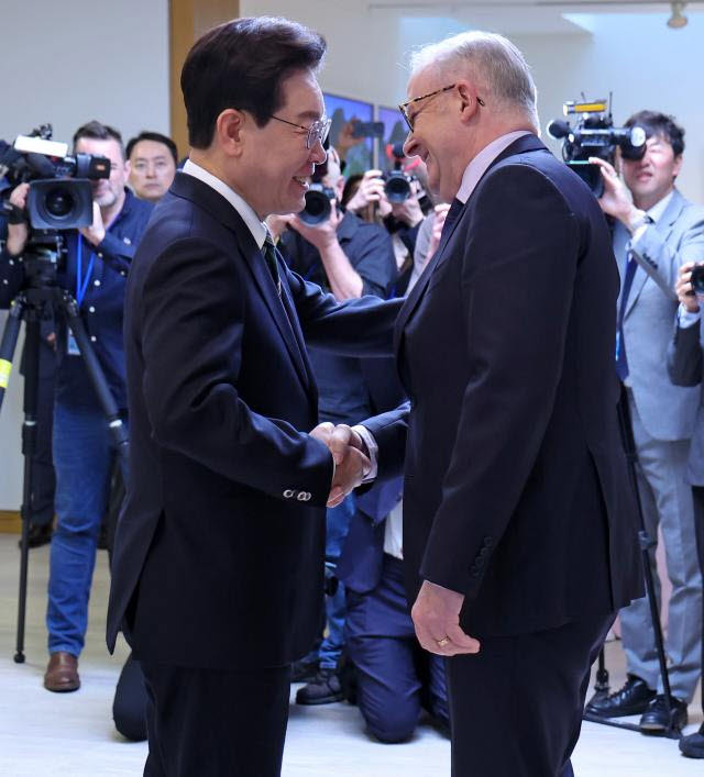 이재명 대통령과 앤서니 앨버니지 호주 총리가 22일(현지시간) 미국 뉴욕 주유엔대표부 반기문홀에서 열린 양자회담에 앞서 인사를 나누고 있다. (사진=연합뉴스)