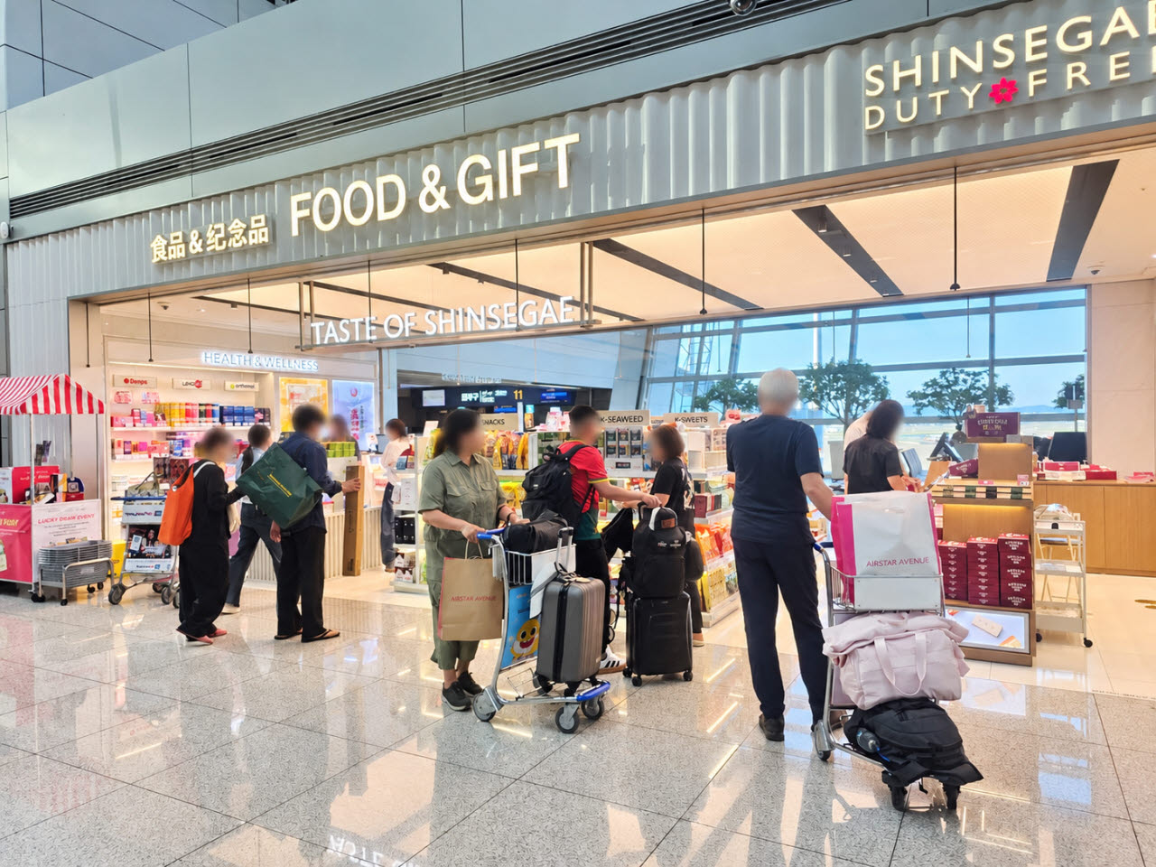 21일 오후 인천국제공항 제1터미널 신세계면세점 식품 판매 코너 ‘테이스트 오브 신세계’ 매장에서 외국인 관광객들이 한국 식품과 기념품을 둘러보고 있다. (사진=박지애 기자)