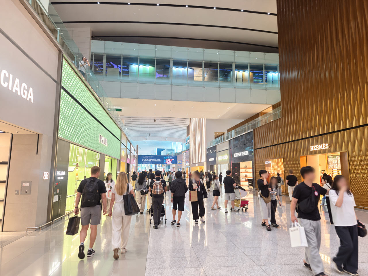 21일 오후 인천국제공항 제2여객터미널 신세계면세점 명품 매장을 찾은 내·외국인 여행객들이 쇼핑을 즐기고 있다. (사진=박지애 기자)