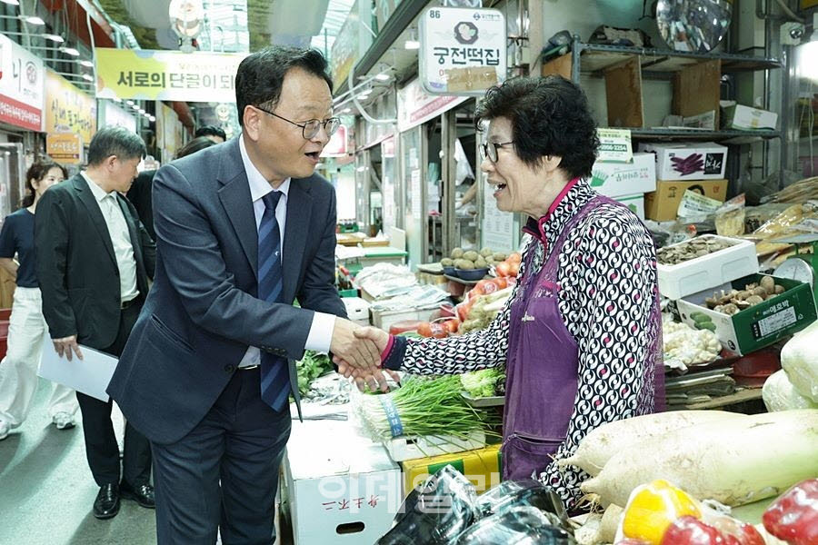 추석 명절을 앞두고 전통시장을 찾은 민경선 시장(왼쪽)이 상인과 인사하고 있다.(사진=고양특례시)