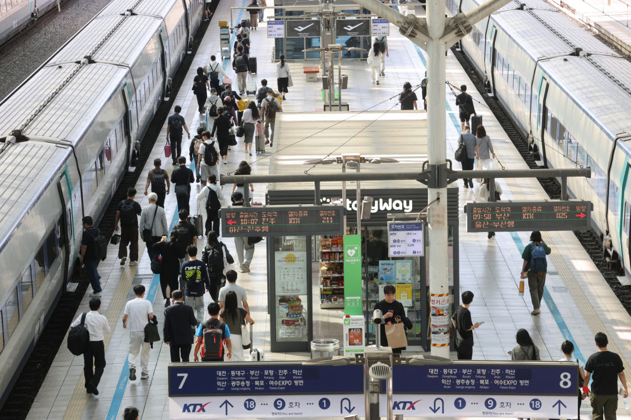 추석을 앞둔 지난 22일 서울역에서 시민들이 열차에 탑승하기 위해 이동하고 있다. (사진=연합뉴스)