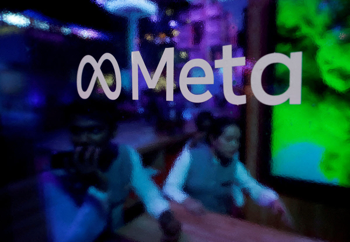 인도 뭄바이에서 열린 한 컨퍼런스에서 메타 플랫폼스(Meta Platforms) 로고 뒤로 사람들이 보인다. (사진=로이터)