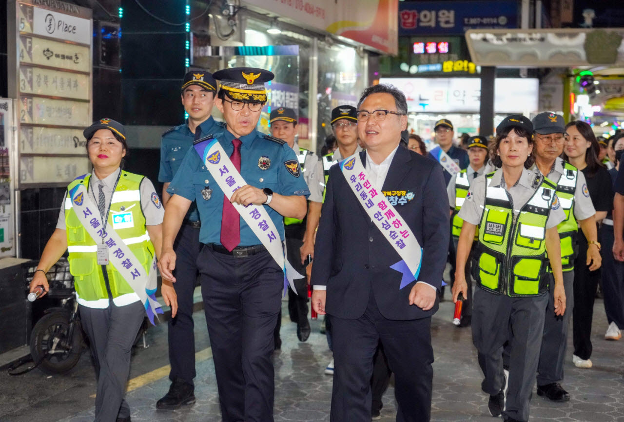 정창수 강북구청장이 추석을 앞두고 21일 강북경찰서, 자율방범대와 야간 합동 순찰을 하고 있다. (사진=강북구)