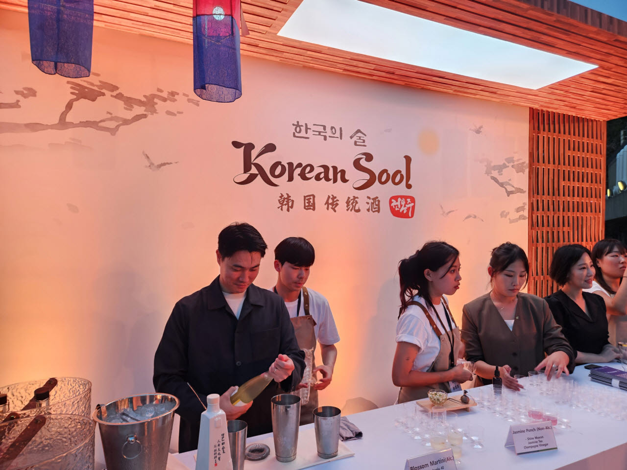 지난 22일 중국 베이징 주중대사관저에서 열린 ‘2026년 대한민국 제4358주년 개천절 및 제78주년 국군의 날 기념 리셉션’에 aT의 전통주 체험 부스가 마련돼있다. (사진=이데일리 이명철 특파원)
