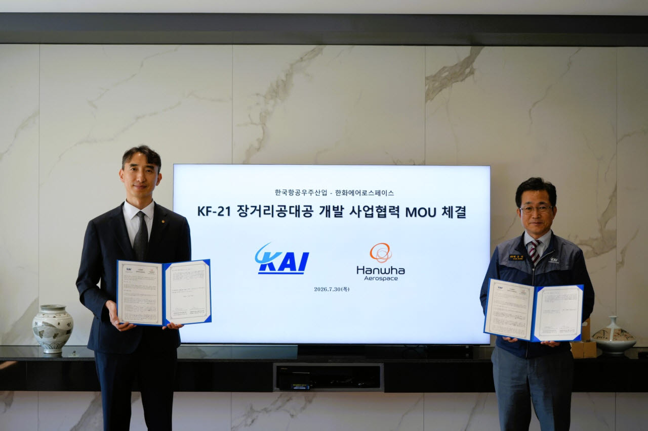 백기봉 한화에어로스페이스 PGM2사업단장(왼쪽)과 백중현 한국항공우주산업(KAI) 국내사업본부 고정익사업1실장이 지난 7월 경남 사천시 KAI 본사에서 열린 KF-21 장거리 공대공 유도탄 개발 사업협력 업무협약(MOU) 체결식에서 기념촬영하고 있다.