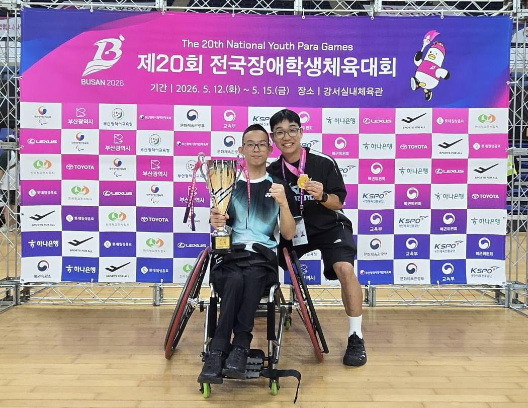 노영훈 군이 전동휠체어를 타고 2026년 전국장애학생체육대회 배드민턴대회에 참가해 금메달을 거머쥐고 선생님과 함께 기념사진을 촬영하는 모습. (사진=상상인그룹)