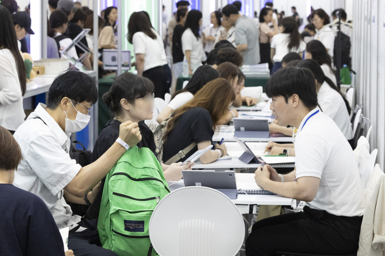 2026학년도 수시 대학입학정보박람회가 열린 24일 서울 강남구 코엑스에서 수험생들과 학부모들이 입시상담을 받고 있다.(사진=뉴시스)