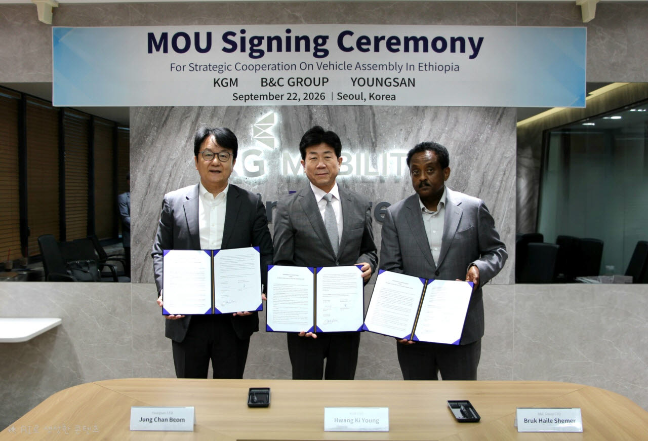 지난 22일 서울 중구 KG타워에서 황기영 KGM 대표이사(사진 가운데), 브루크 에티오피아 B&C 매뉴팩처링 그룹 대표이사(사진 오른쪽) 정찬범 영산글로넷 사장이 에티오피아 KD 사업 추진을 위한 업무협약을 체결하고 기념사진을 촬영하고 있다. (사진=KGM)
