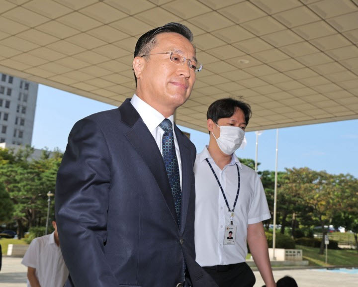공석인 검찰총장 직무대행을 맡게 된 이정현 신임 대검찰청 차장이 23일 서울 서초구 대검찰청에 출근하고 있다.(사진=연합뉴스)