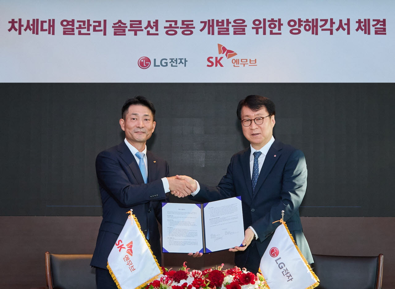 김원기 SK엔무브 사장(왼쪽)과 이재성 LG전자 ES사업본부장 사장이 21일 서울 종로구 SK서린빌딩에서 ‘가전·상업·산업용 신규 냉매, 냉동기유 및 액침냉각 기술 공동 선행 개발’ 업무협약(MOU)을 체결한 뒤 기념촬영을 하고 있다. (사진=SK이노베이션)