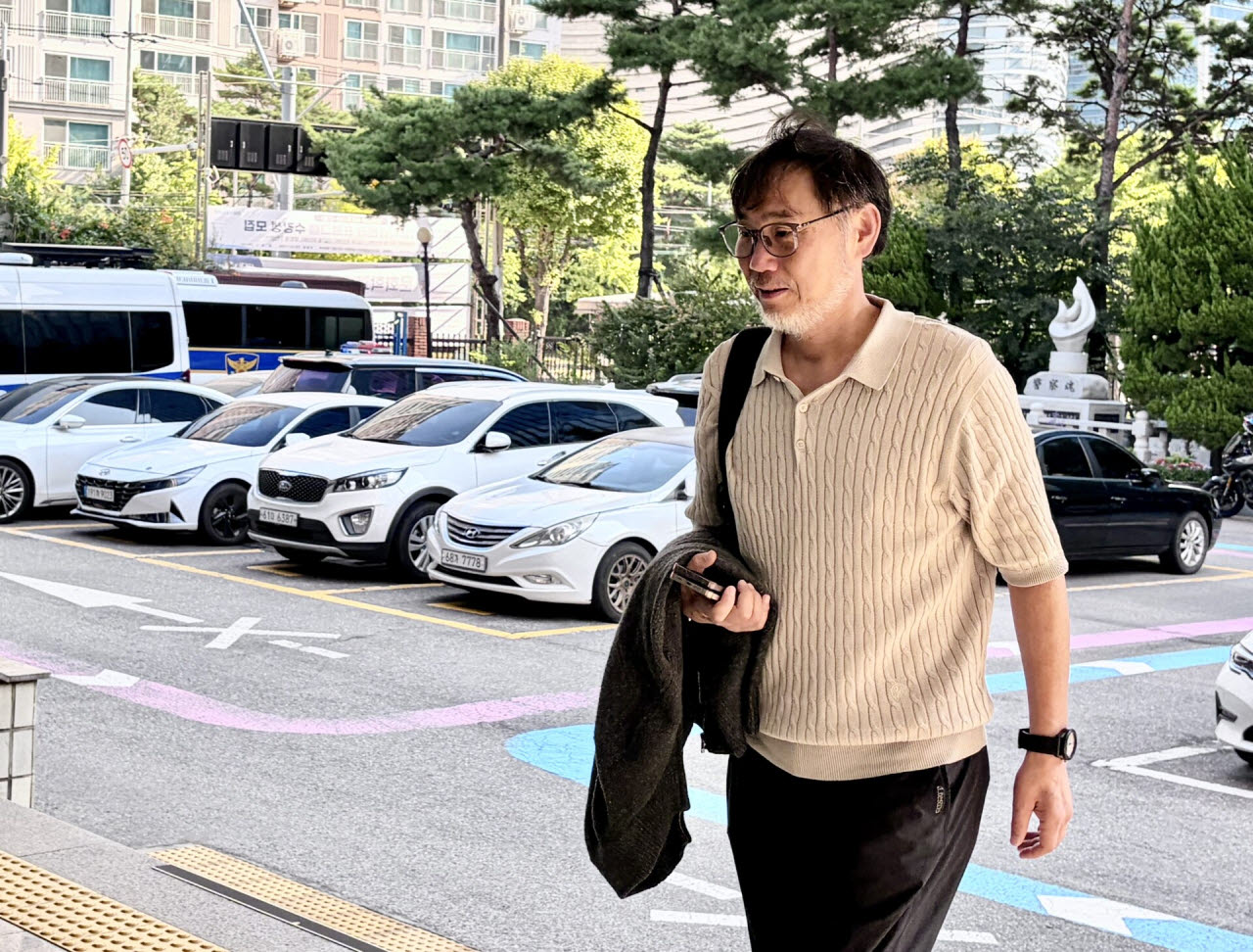 김순환 서민민생대책위원회 사무총장이 23일 오전 제넨셀 코로나19 치료제 임상시험 승인 의혹과 관련한 고발인 조사를 받기 위해 서울 영등포경찰서로 들어가고 있다. (사진=이민하 기자)