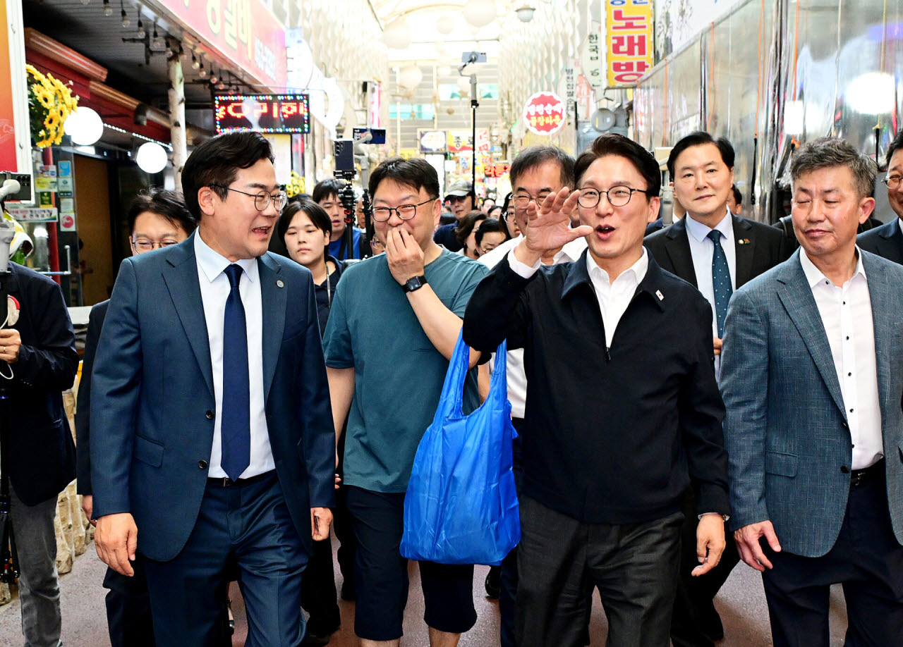 박찬대(앞쪽 맨 왼쪽) 인천시장이 22일 김민석(앞쪽 오른쪽서 2번째) 민주당 대표 등과 인천 구월동 모래내시장을 방문하고 있다. (사진 = 인천시 제공)
