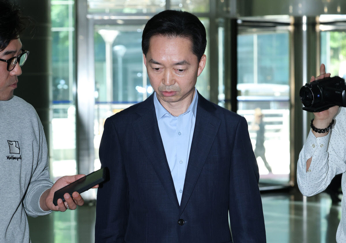 김지용 초대 중대범죄수사청장 후보자가 지난 17일 서울 종로구에 마련된 사무실로 출근하면서 취재진 질문을 받고 있다.(사진=연합뉴스)