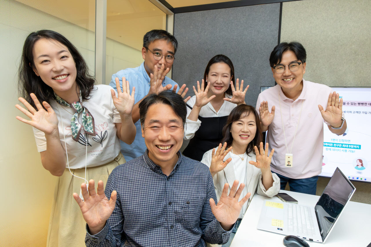 사진 앞줄 이기영 KT 팀장과 로밍서비스팀 직원들이 기념촬영을 하고 있다(사진=KT)