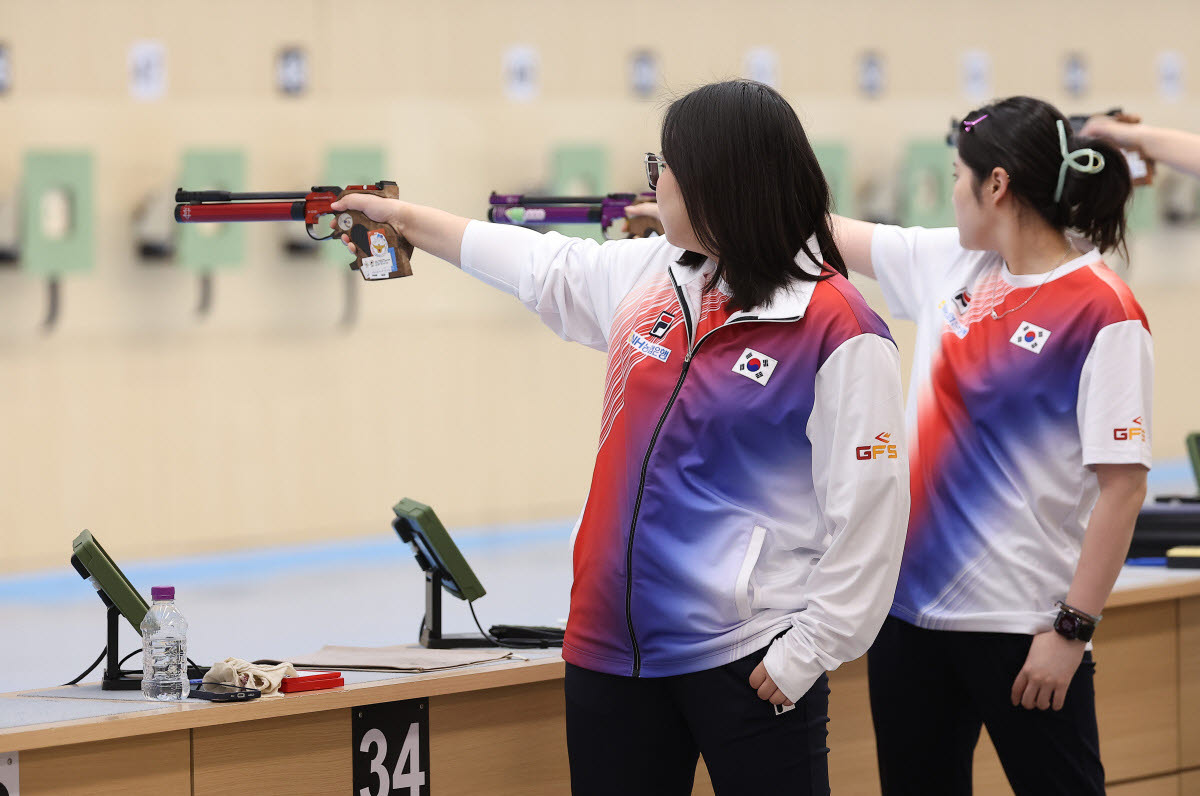 한국 여자 아시안게임 10m 공기권총 김보미(왼쪽), 추가은. 사진=연합뉴스