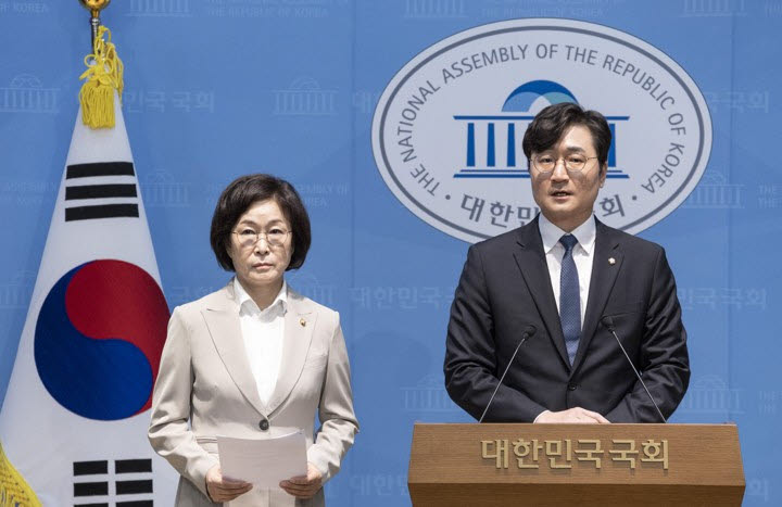 더불어민주당 국회 산업통상자원중소벤처기업위원회 위원인 장철민(오른쪽), 오세희 의원이 23일 국회 소통관에서 전날 국회에서 진행된 정부의 대미 투자 관련 비공개 보고 내용 불법 녹취와 유출된 것을 규탄하는 기자회견을 하고 있다.(사진=연합뉴스)