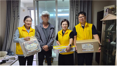 한림대동탄성심병원 사나래봉사단원들이 지역 취약계층 가정을 방문해 추석맞이 후원 물품을 전달했다.