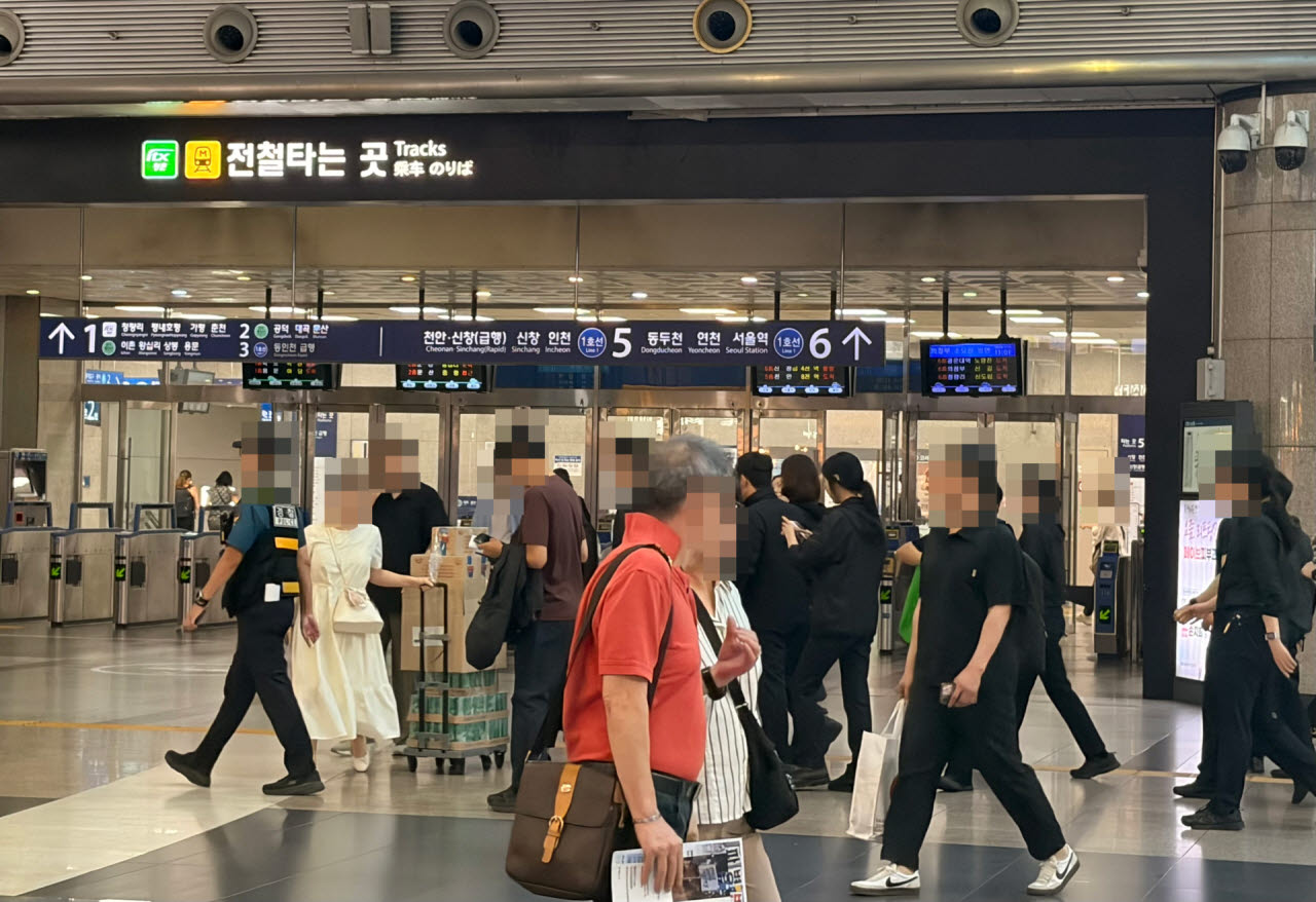 23일 서울 용산역 대합실에서 귀성길에 오른 시민들이 기차를 타기 위해 발길을 재촉하고 있다. (사진=이민하 기자)