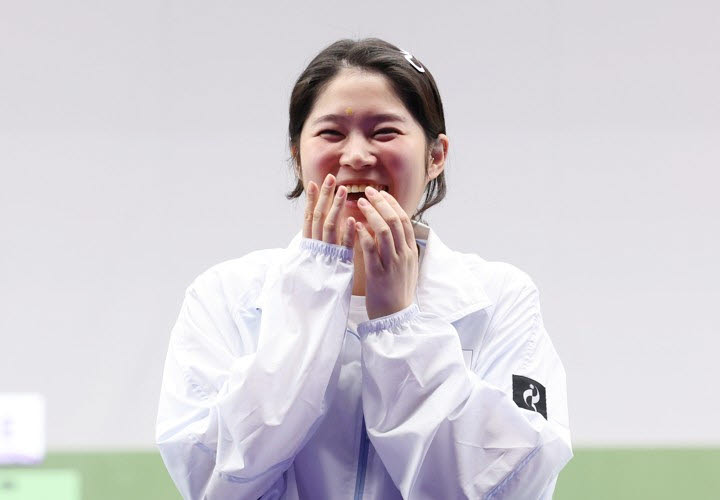 23일 일본 아이치현 종합 사격장에서 열린 2026 아이치·나고야 아시안게임 사격 여자 10m 공기권총 결선에서 금메달을 획득한 추가은이 시상대에 올라 환하게 웃고 있다. 사진=연합뉴스