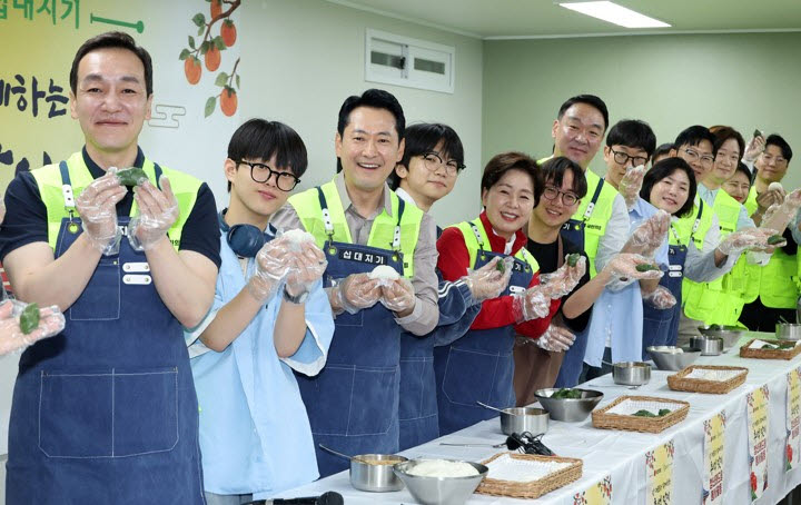 장동혁 국민의힘 대표가 23일 경기도 의정부시에 위치한 청소년비전센터 십대지기에서 청소년들과 함께 송편을 빚은 뒤 보여주고 있다. (사진=연합뉴스)