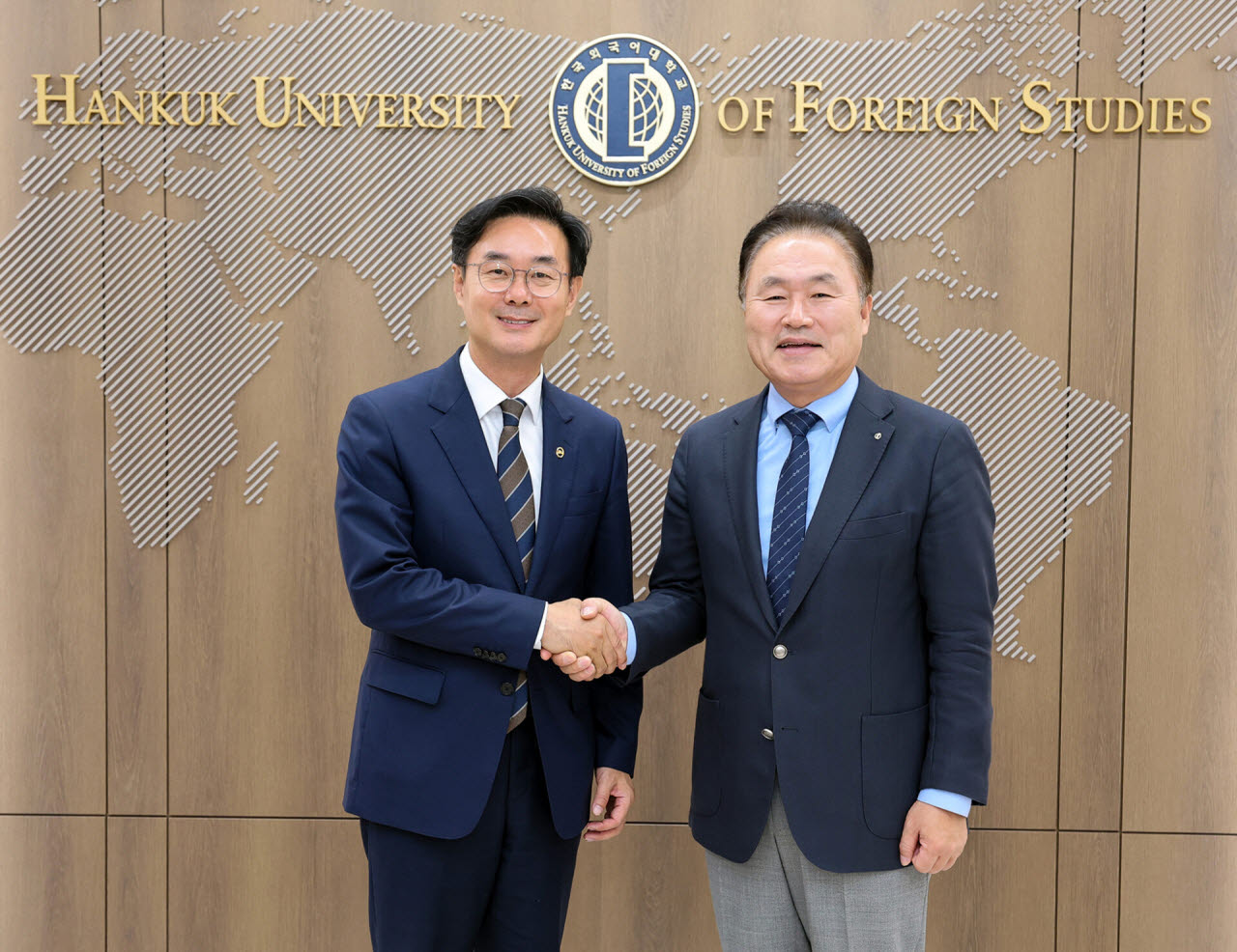 최동민 동대문구청장과 강기훈 한국외국어대 총장이 22일 ‘2026년 여름방학 외대쌤 영어브릿지 표창 수여식’에서 악수를 하고 있다. (사진=동대문구)
