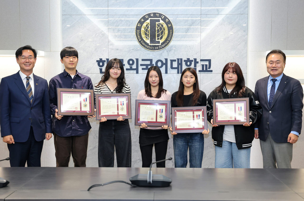 22일 한국외국어대학교에서 열린  ‘2026년 여름방학 외대쌤 영어브릿지 표창 수여식’에서 최동민(왼쪽) 동대문구청장과 강기훈(오른쪽) 한국외대 총장이 수상자들과 기념촬영을 하고 있다. (사진=동대문구)