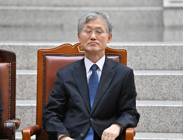 조희대 대법원장이 21일 서울 서초구 대법원에서 열린 김성수 대법관 취임식에 참석해 자리에 앉아 있다. (사진=연합뉴스)