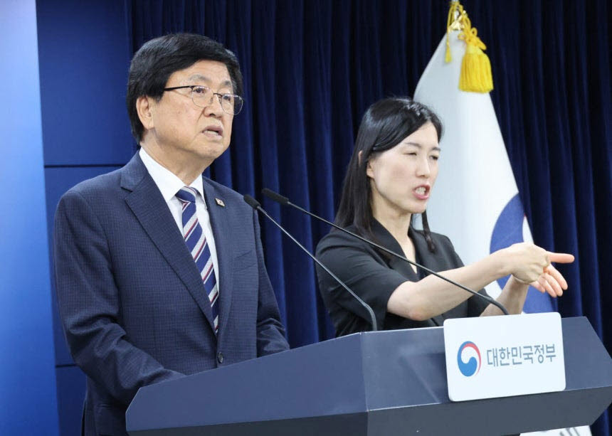 최교진 교육부 장관이 지난 1일 서울 종로구 정부서울청사에서 부산대, 충남대, 전남대를 거점국립대 패키지 지원대학으로 선정했다고 발표하고 있다. (사진=연합뉴스)