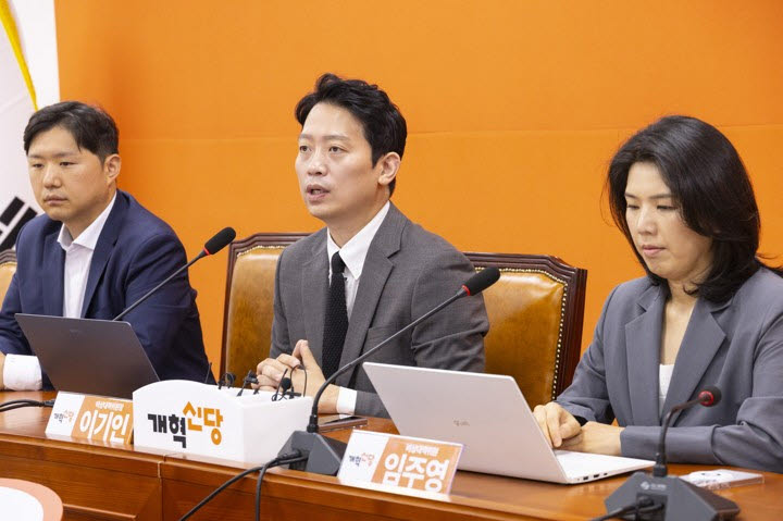 개혁신당 이기인 비상대책위원장이 23일 국회에서 열린 첫 비대위 회의에서 차기 총선에서 10석 당선을 목표로 하는 총선 계획을 말하고 있다. (사진=연합뉴스)