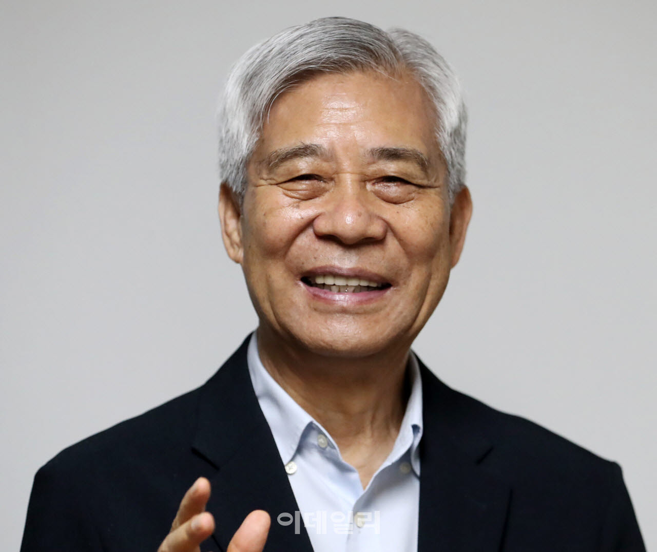 강창희 행복100세자산관리연구회 대표가 여의도 사무실에서 이데일리와 인터뷰를 하고 있다. (사진=김태형 기자)