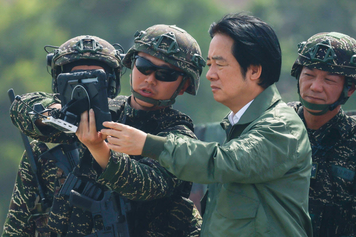대만 가오슝의 해군 기지에서 열린 연례 ‘한광’ 군사 훈련 중, 라이칭더 대만 대통령이 드론 시연 행사에 참석하고 있다.(사진=로이터)