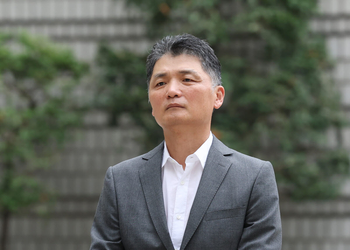 SM엔터테인먼트 시세를 조종한 혐의로 기소돼 1심에서 무죄를 선고받은 카카오 창업자 김범수 미래이니셔티브센터장이 26일 서울 서초구 고등법원에서 열린 자본시장법 위반 혐의 관련 항소심 공판에 출석하고 있다. (사진=연합뉴스)