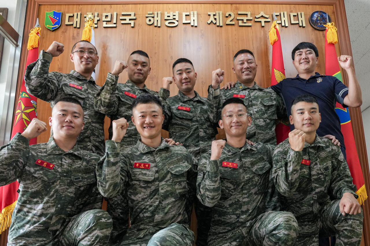 교통사고를 목격한 뒤 구호 활동에 나선 해병대 장병들(사진=뉴시스)