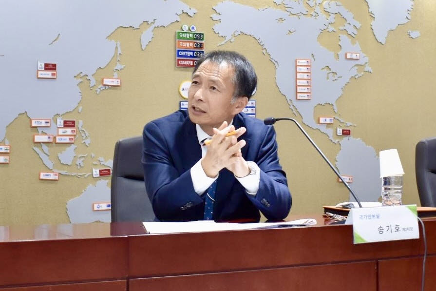송기호 청와대 국가안보실 3차장이 23일 한국인터넷진흥원에 마련된 민·관·군 합동 사이버상황실을 방문해 연휴기간 사이버위협 모니터링 및 비상대응체계를 점검하고 있다.(사진=청와대)
