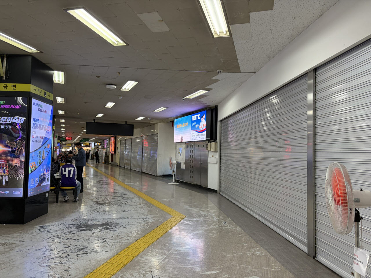 지난 21일 서울 서초구 남부터미널 대합실 내 상가에 셔터가 내려져 있다. (사진=정유진 수습기자)