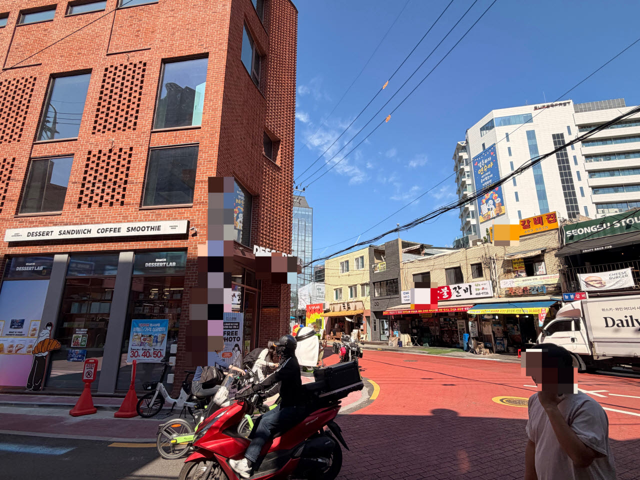 22일 서울 성동구 '성수동 갈비골목'에 갈빗집 3군데가 손님을 기다리고 있다. 갈비골목의 터줏대감인 'D 갈비'가 있던 자리에는 새 건물과 편의점이 들어서 있다. (사진=정윤지 기자)