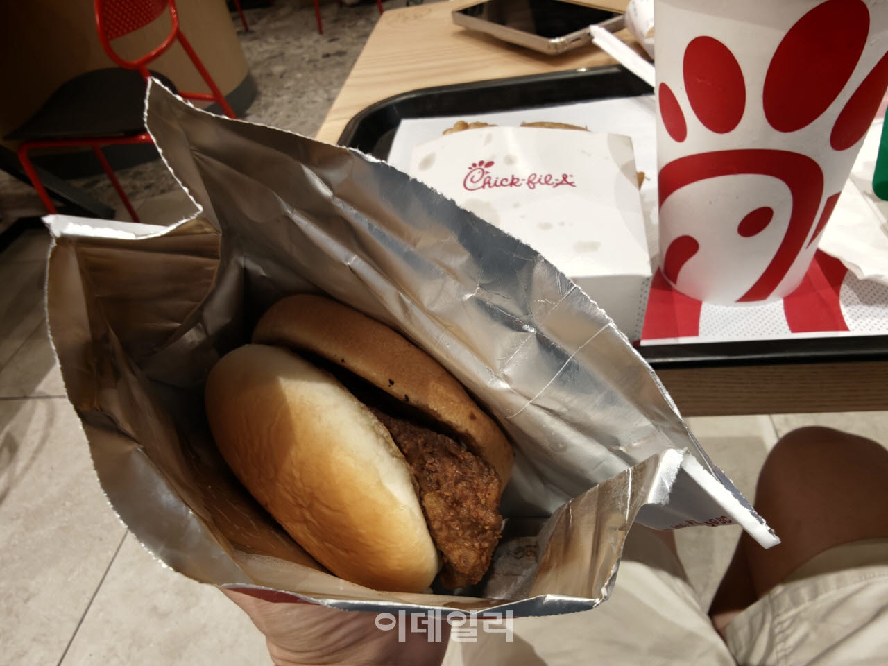 칙필레 매장에선 포장과 달리 매장에서는 보온 포장지에 햄버거를 제공했다. (사진=한광범 기자)