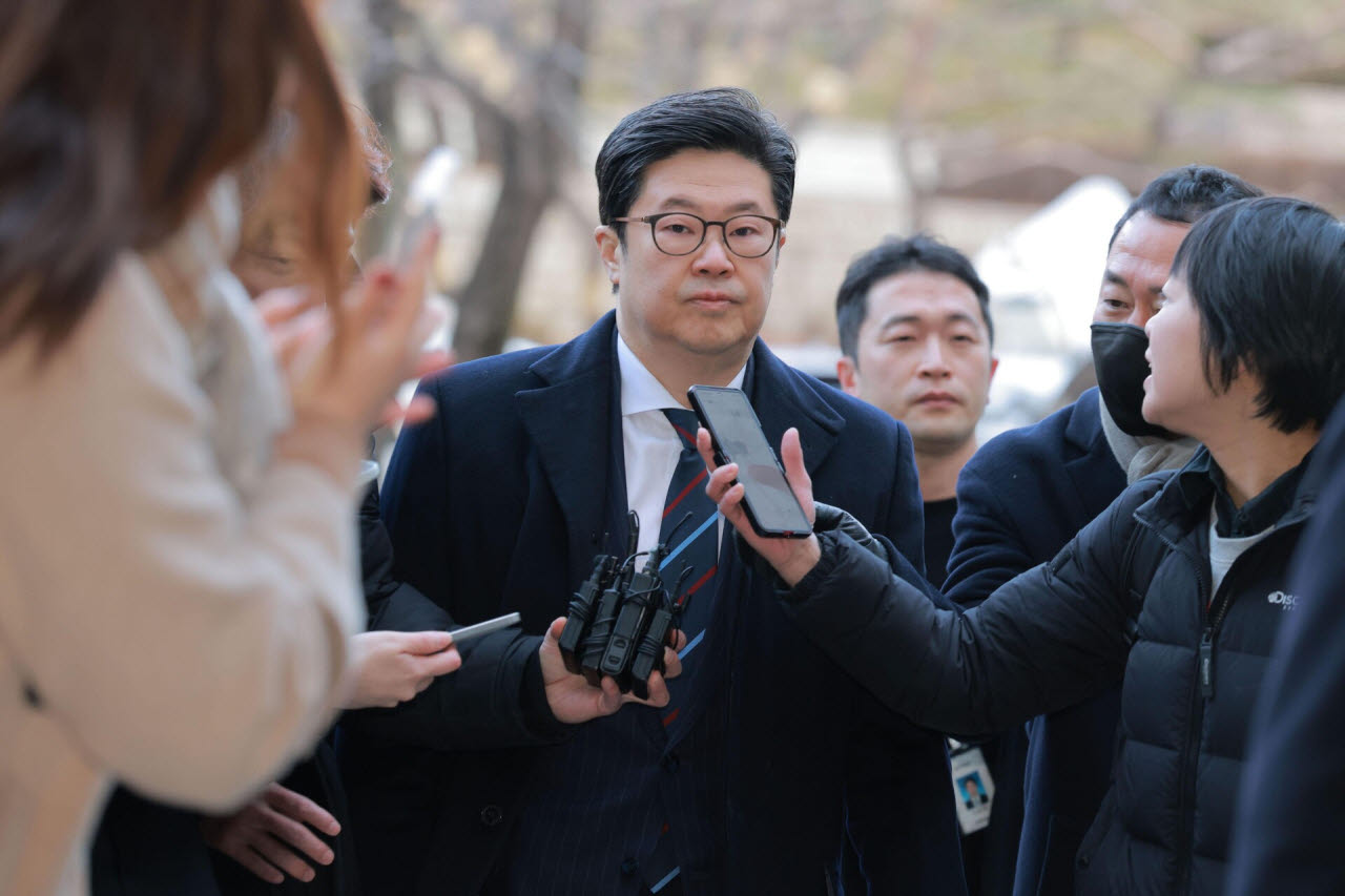 홈플러스 사태와 관련해 사기와 자본시장법 위반 등 혐의를 받는 김병주 MBK파트너스 회장이 지난 1월 13일 오전 서울 서초구 서울중앙지방법원에서 열린 구속 전 피의자 심문(영장실질심사)에 출석하고 있다. (사진=공동취재단)