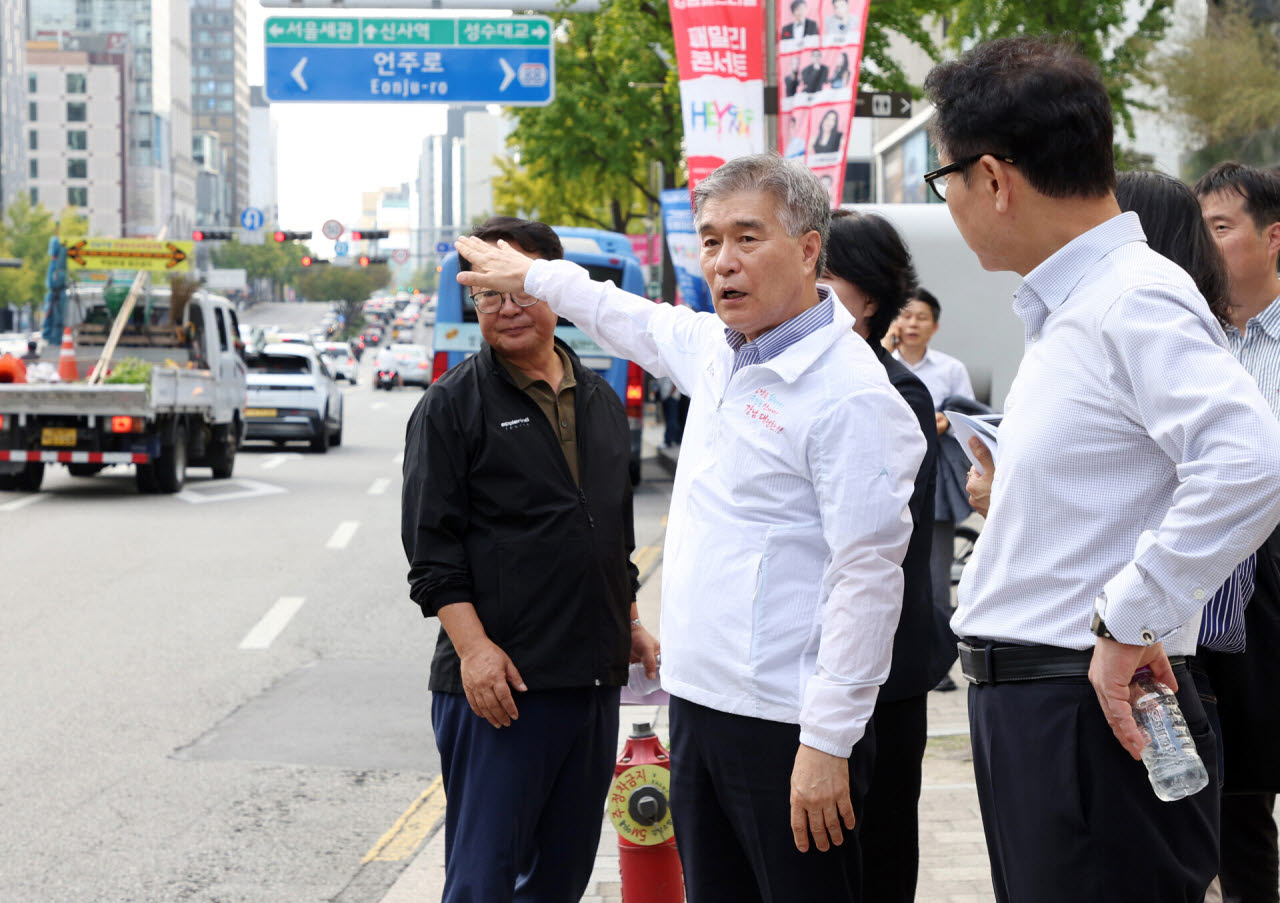김현기 강남구청장이 강남페스티벌 현장점검에서 도로통제 구간을 살펴보ㄱ고 있다. (사진=강남구)