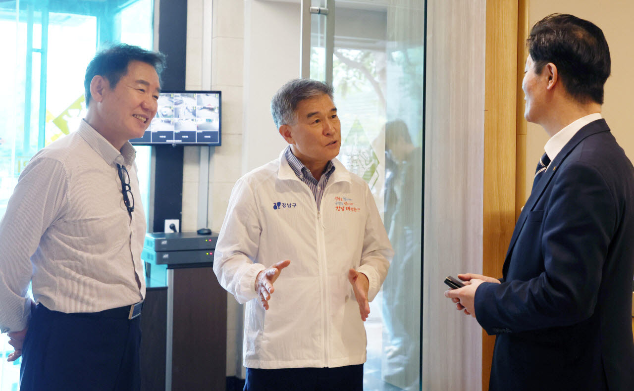 김현기(가운데) 강남구청장과 박상원(왼쪽) 공동조직위원장이 23일 강남페스티벌 인근 음식점을 방문해 통제 구간과 시간을 설명하고 있다. (사진=강남구)