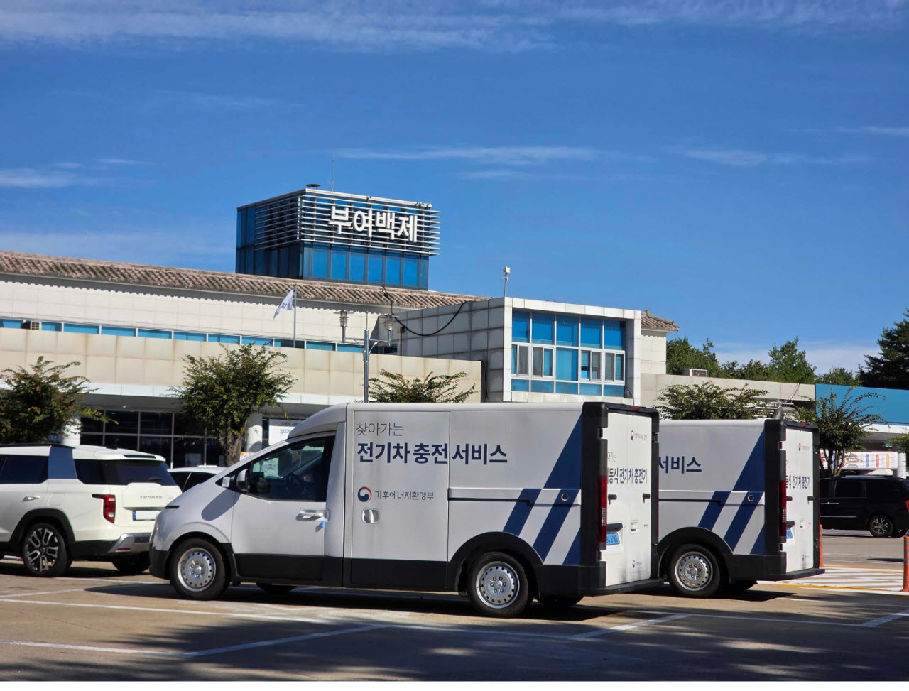 이동식 전기차 충전 서비스 차량 모습. (사진=아론)